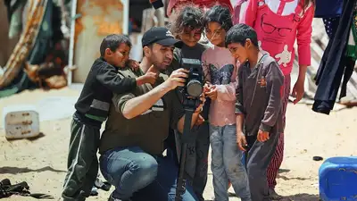 Глухой палестинский журналист вещает из Газы на языке жестов